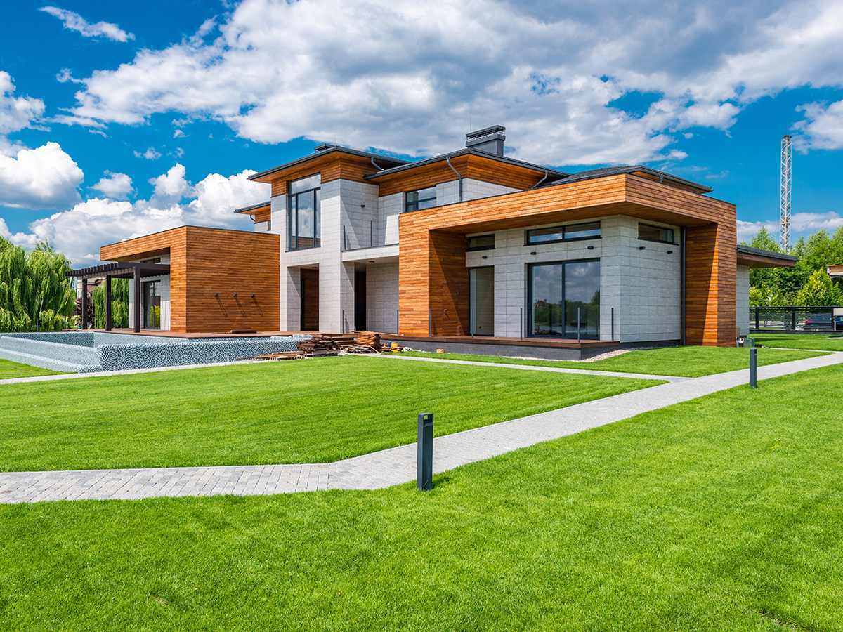 Дом двухэтажный с садом и гаражом